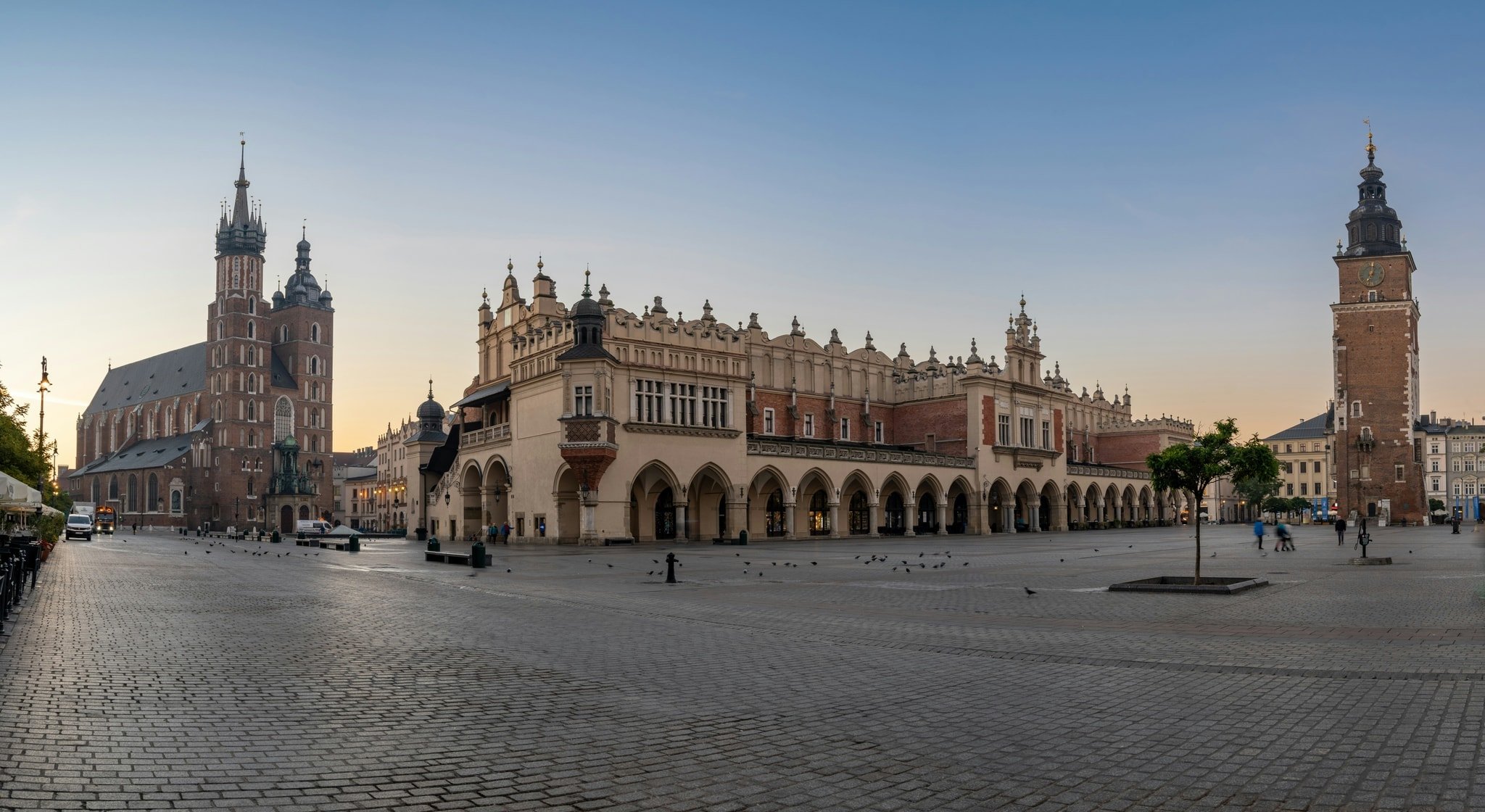 Korona, srebrny kur i magia tradycji. Czas na intronizację