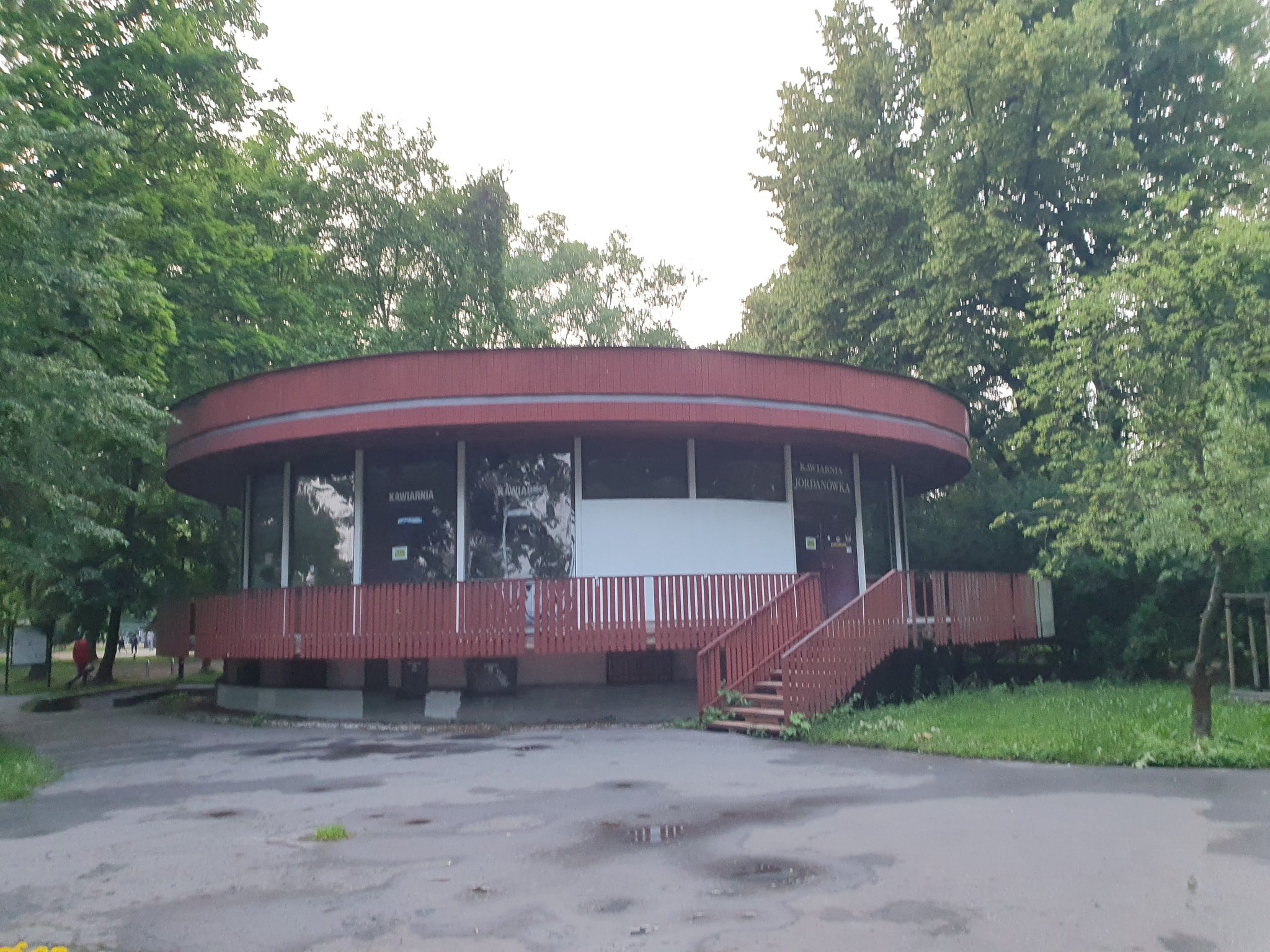 Szkło, Lustra i Tańczący Okrąglak